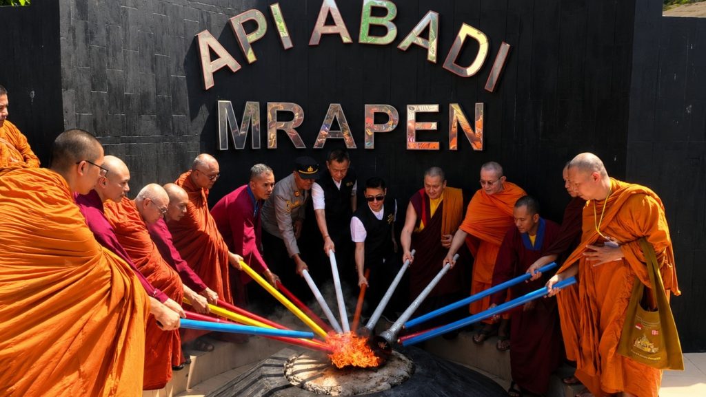 Rangkaian ritual sakral puncak Perayaan Hari Raya Waisak 2026 yang dipusatkan di Candi Borobudur resmi dimulai yang ditandai dengan prosesi pengambilan Api Dharma dari Sumber Api Abadi Mrapen di Desa Manggar Mas, Kecamatan Godong, Kabupaten Grobogan, Jawa Tengah, Jumat (29/5/2026). (Foto: Kemenag RI)