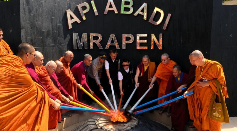 Rangkaian ritual sakral puncak Perayaan Hari Raya Waisak 2026 yang dipusatkan di Candi Borobudur resmi dimulai yang ditandai dengan prosesi pengambilan Api Dharma dari Sumber Api Abadi Mrapen di Desa Manggar Mas, Kecamatan Godong, Kabupaten Grobogan, Jawa Tengah, Jumat (29/5/2026). (Foto: Kemenag RI)