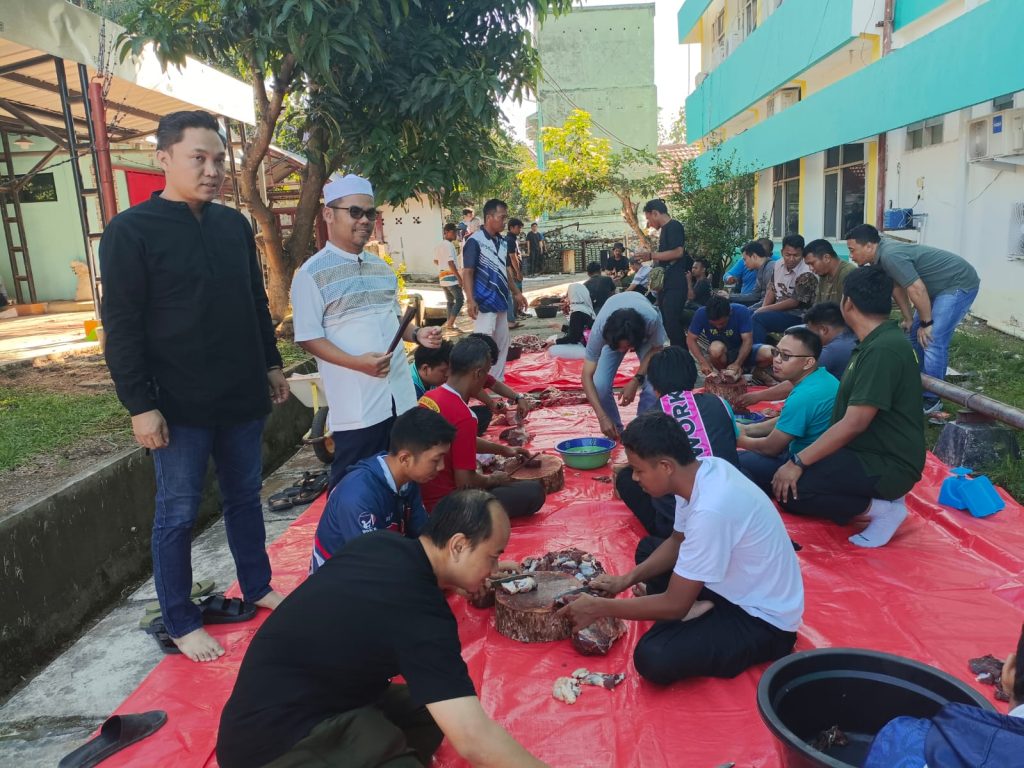 Manajemen PT PLN (Persero) Unit Pelaksana Pelayanan Pelanggan (UP3) Lahat menggelar aksi sosial bertajuk "Tebar Berkah Daging" yang diselenggarakan secara khidmat di halaman Kantor PLN UP3 Lahat dalam rangka memeriahkan Hari Raya Iduladha 1447 Hijriah, Jumat (29/5/2026). (Foto: IST/Heri Susanto)