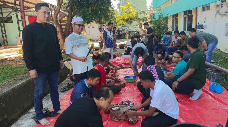 Manajemen PT PLN (Persero) Unit Pelaksana Pelayanan Pelanggan (UP3) Lahat menggelar aksi sosial bertajuk "Tebar Berkah Daging" yang diselenggarakan secara khidmat di halaman Kantor PLN UP3 Lahat dalam rangka memeriahkan Hari Raya Iduladha 1447 Hijriah, Jumat (29/5/2026). (Foto: IST/Heri Susanto)