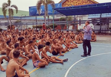 Plh. Kepala Lapas Kelas IIA Pekanbaru, Yusup Gunawan, turun langsung ke lapangan. Ia memimpin jalannya kegiatan olahraga jasmani bersama ratusan warga binaan pada Sabtu (30/5/2026) pagi. (Foto: Humas Lapas Kelas IIA Pekanbaru)