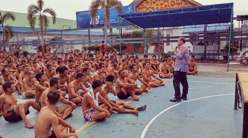 Plh. Kepala Lapas Kelas IIA Pekanbaru, Yusup Gunawan, turun langsung ke lapangan. Ia memimpin jalannya kegiatan olahraga jasmani bersama ratusan warga binaan pada Sabtu (30/5/2026) pagi. (Foto: Humas Lapas Kelas IIA Pekanbaru)