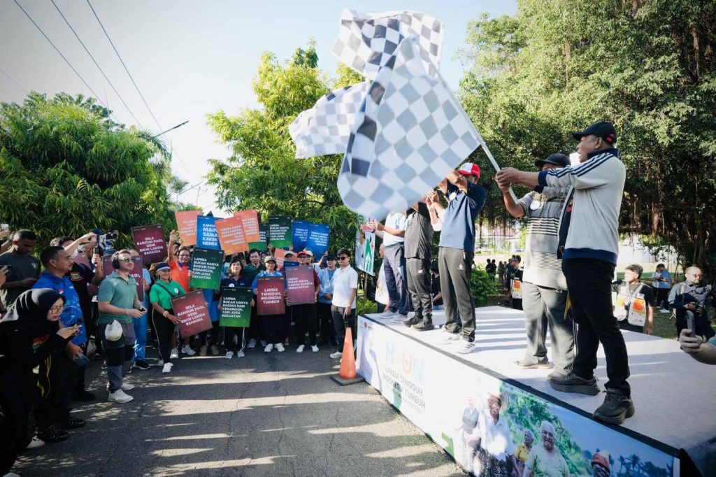 Agenda jalan sehat massal dalam rangkaian acara puncak peringatan Hari Lanjut Usia Nasional (HLUN) 2026, Sabtu (30/5/2026). (Foto: Kemensos RI)