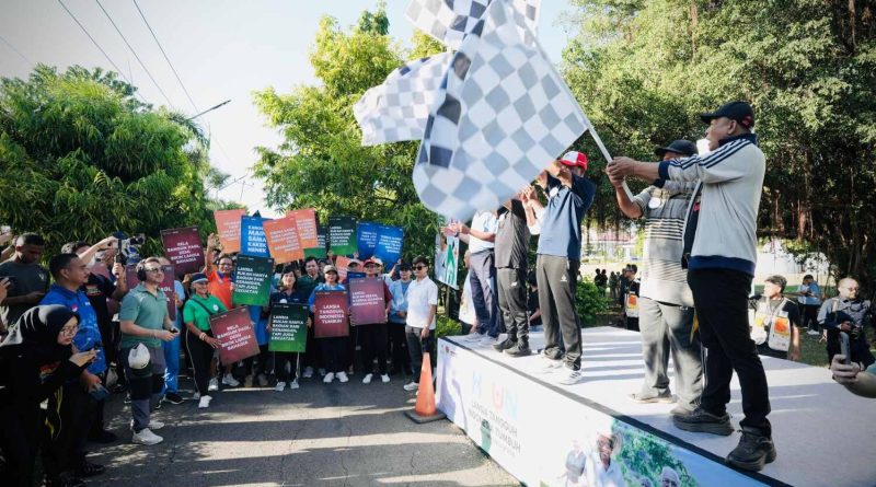 Agenda jalan sehat massal dalam rangkaian acara puncak peringatan Hari Lanjut Usia Nasional (HLUN) 2026, Sabtu (30/5/2026). (Foto: Kemensos RI)