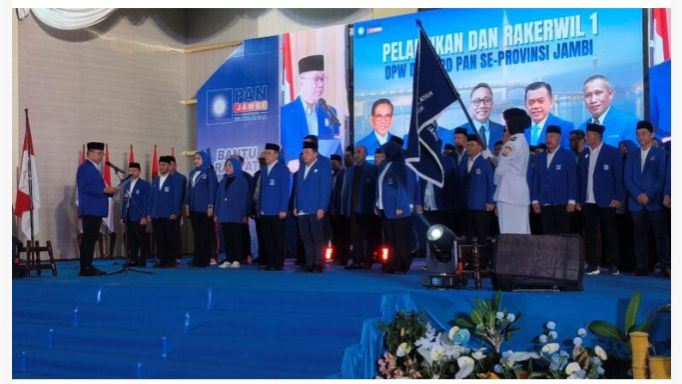 Ketua Umum DPP Partai Amanat Nasional (PAN), Zulkifli Hasan yang akrab disapa Zulhas, resmi melantik pengurus DPW dan DPD PAN se-Provinsi Jambi. Prosesi pelantikan ini berlangsung khidmat di Abadi Convention Center pada Kamis (30/4/2026) sore. (Foto: IST/Dewi Yulianti)