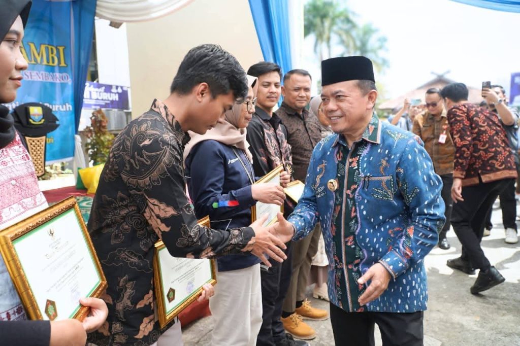 Gubernur Jambi, Dr. H. Al Haris, S.Sos., M.H., saat menghadiri Peringatan Hari Buruh (May Day) Tahun 2026 di Lapangan Kantor Dinas Tenaga Kerja dan Transmigrasi Provinsi Jambi, Kamis (30/04/2026). (Foto: IST/Dewi Yulianti)