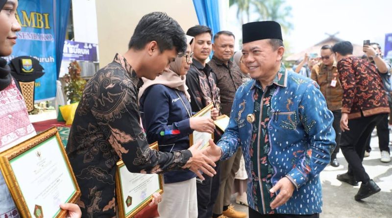 Gubernur Jambi, Dr. H. Al Haris, S.Sos., M.H., saat menghadiri Peringatan Hari Buruh (May Day) Tahun 2026 di Lapangan Kantor Dinas Tenaga Kerja dan Transmigrasi Provinsi Jambi, Kamis (30/04/2026). (Foto: IST/Dewi Yulianti)