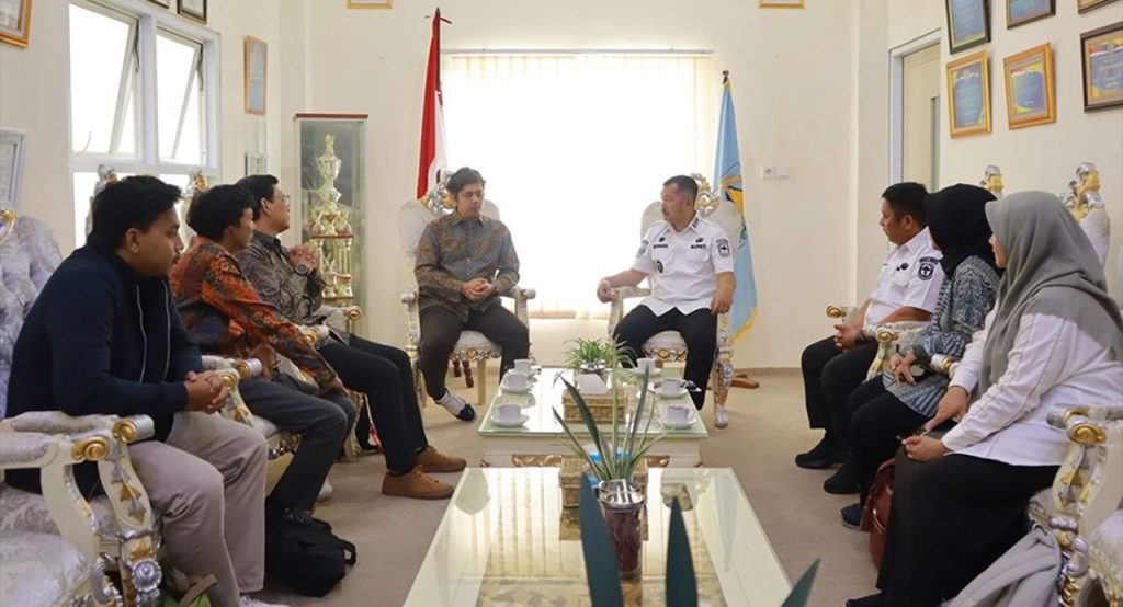 Pemerintah Kabupaten Kerinci terus memacu percepatan transformasi teknologi di lingkungan birokrasi. Hal ini ditandai dengan dibukanya kegiatan Assessment Kesiapan Digital Pemerintah Kabupaten Kerinci Tahun 2026 oleh Bupati Monadi, S.Sos., M.Si. di Ruang Pola Kantor Bupati Kerinci pada Kamis (30/4/2026). (Foto: Diskominfo Kerinci)