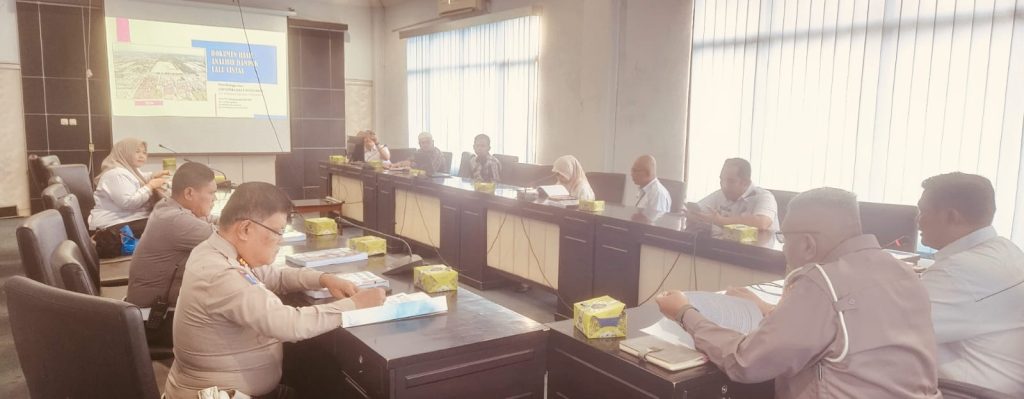 Dinas Perhubungan Provinsi Riau menggelar rapat Analisis Dampak Lalu Lintas (Andalalin) terkait rencana pembangunan Budiman Swalayan oleh CV. Sumber Usaha Soebrantas. Pertemuan strategis ini berlangsung di Ruang Rapat Lantai 2 Dishub Riau pada Kamis (30/4/2026) pagi. (Foto: Humas Ditlantas Polda Riau)