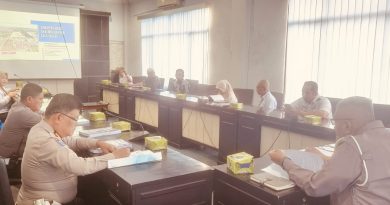 Dinas Perhubungan Provinsi Riau menggelar rapat Analisis Dampak Lalu Lintas (Andalalin) terkait rencana pembangunan Budiman Swalayan oleh CV. Sumber Usaha Soebrantas. Pertemuan strategis ini berlangsung di Ruang Rapat Lantai 2 Dishub Riau pada Kamis (30/4/2026) pagi. (Foto: Humas Ditlantas Polda Riau)