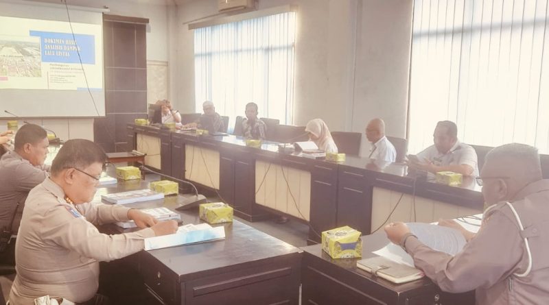 Dinas Perhubungan Provinsi Riau menggelar rapat Analisis Dampak Lalu Lintas (Andalalin) terkait rencana pembangunan Budiman Swalayan oleh CV. Sumber Usaha Soebrantas. Pertemuan strategis ini berlangsung di Ruang Rapat Lantai 2 Dishub Riau pada Kamis (30/4/2026) pagi. (Foto: Humas Ditlantas Polda Riau)
