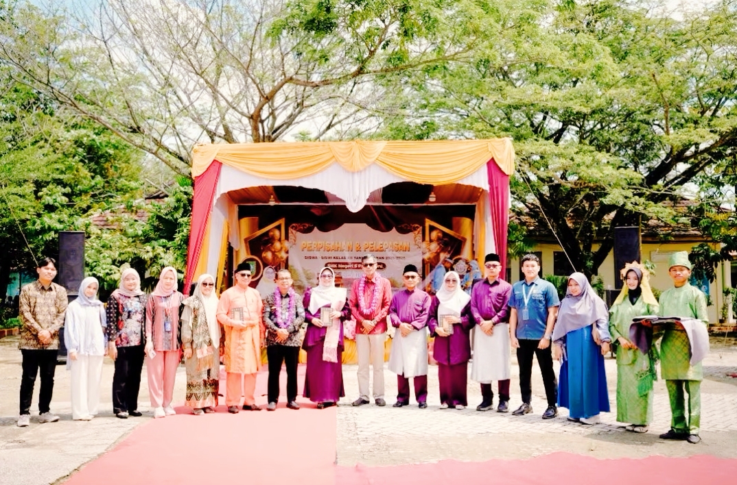 SMK Negeri 6 Pekanbaru mencatatkan prestasi membanggakan pada pengujung tahun ajaran 2026. Berdasarkan data terbaru, sebanyak 55 persen lulusan sekolah ini berhasil langsung terserap di dunia kerja, sementara 30 persen memilih berwirausaha dan 15 persen lainnya melanjutkan ke perguruan tinggi. (Foto: SMKN 6 Pekanbaru)