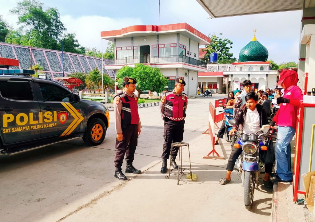 Satuan Samapta Polres Kampar melaksanakan patroli presisi perintis ke sejumlah Stasiun Pengisian Bahan Bakar Umum (SPBU) di wilayah hukum Kabupaten Kampar pada Sabtu (2/5/2026). Kegiatan ini dimulai pukul 09.00 WIB guna mengantisipasi kepadatan antrean BBM. (Foto: Humas Polres Kampar)