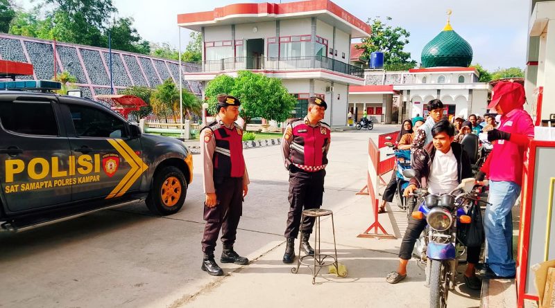 Satuan Samapta Polres Kampar melaksanakan patroli presisi perintis ke sejumlah Stasiun Pengisian Bahan Bakar Umum (SPBU) di wilayah hukum Kabupaten Kampar pada Sabtu (2/5/2026). Kegiatan ini dimulai pukul 09.00 WIB guna mengantisipasi kepadatan antrean BBM. (Foto: Humas Polres Kampar)