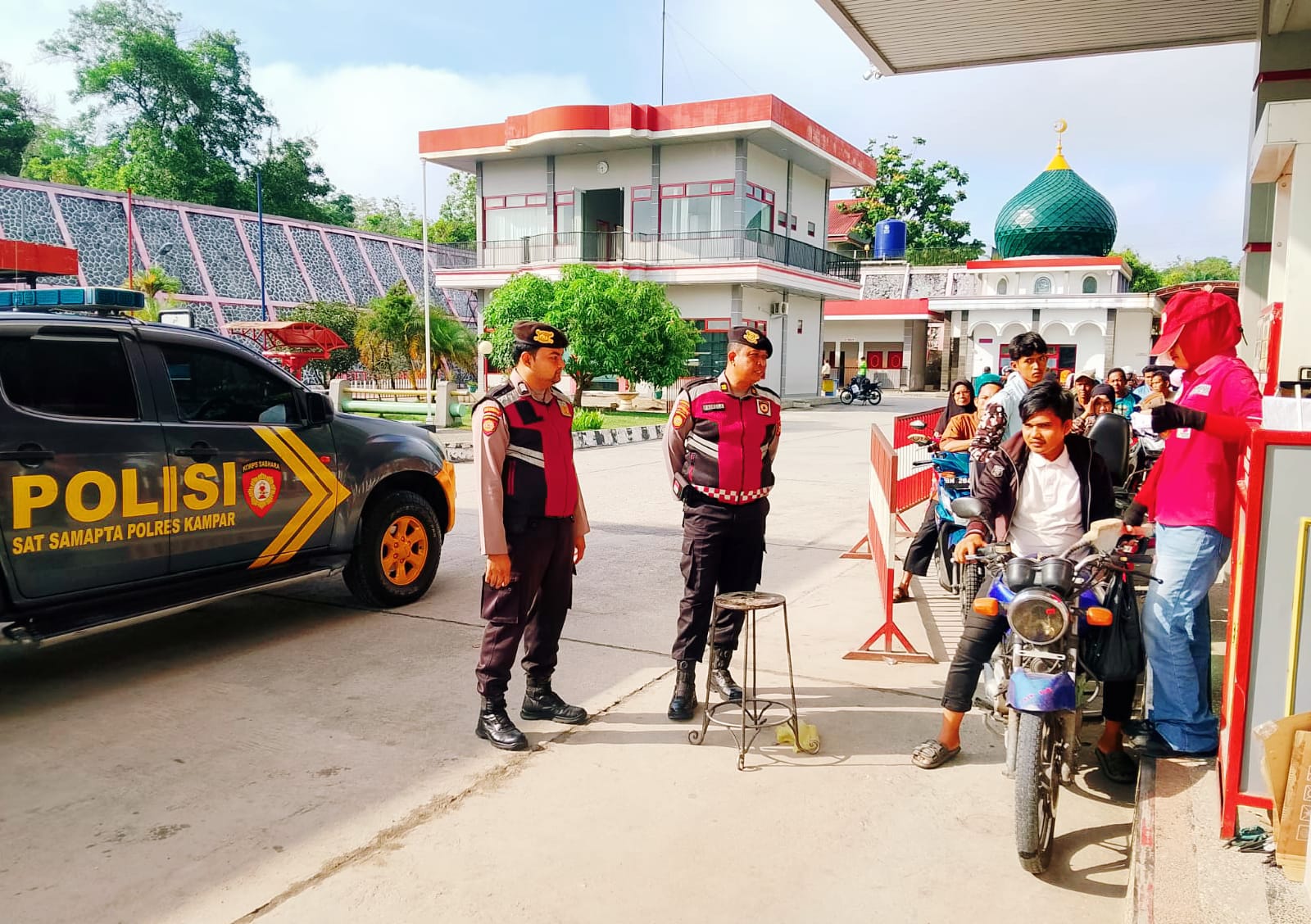 Satuan Samapta Polres Kampar melaksanakan patroli presisi perintis ke sejumlah Stasiun Pengisian Bahan Bakar Umum (SPBU) di wilayah hukum Kabupaten Kampar pada Sabtu (2/5/2026). Kegiatan ini dimulai pukul 09.00 WIB guna mengantisipasi kepadatan antrean BBM. (Foto: Humas Polres Kampar)