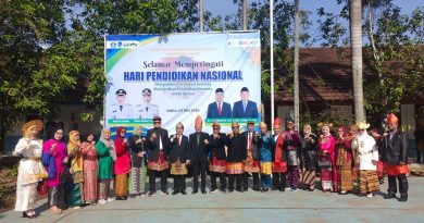 Pemerintah Kabupaten Lahat menggelar upacara peringatan Hari Pendidikan Nasional (Hardiknas) 2026 dengan suasana penuh khidmat. Kegiatan ini dipusatkan di Lapangan SMPN 1 Lahat Selatan pada Sabtu (2/5/2026). (Foto: IST/Heri Susanto)