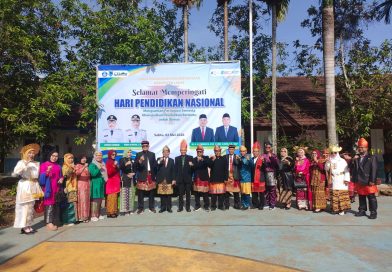 Pemerintah Kabupaten Lahat menggelar upacara peringatan Hari Pendidikan Nasional (Hardiknas) 2026 dengan suasana penuh khidmat. Kegiatan ini dipusatkan di Lapangan SMPN 1 Lahat Selatan pada Sabtu (2/5/2026). (Foto: IST/Heri Susanto)