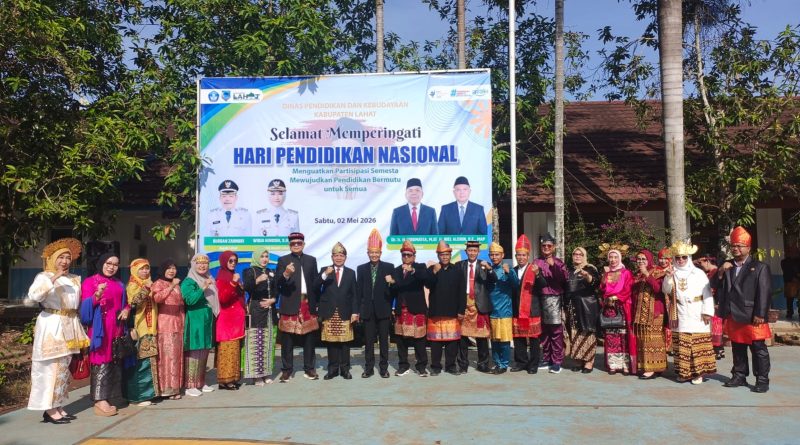 Pemerintah Kabupaten Lahat menggelar upacara peringatan Hari Pendidikan Nasional (Hardiknas) 2026 dengan suasana penuh khidmat. Kegiatan ini dipusatkan di Lapangan SMPN 1 Lahat Selatan pada Sabtu (2/5/2026). (Foto: IST/Heri Susanto)