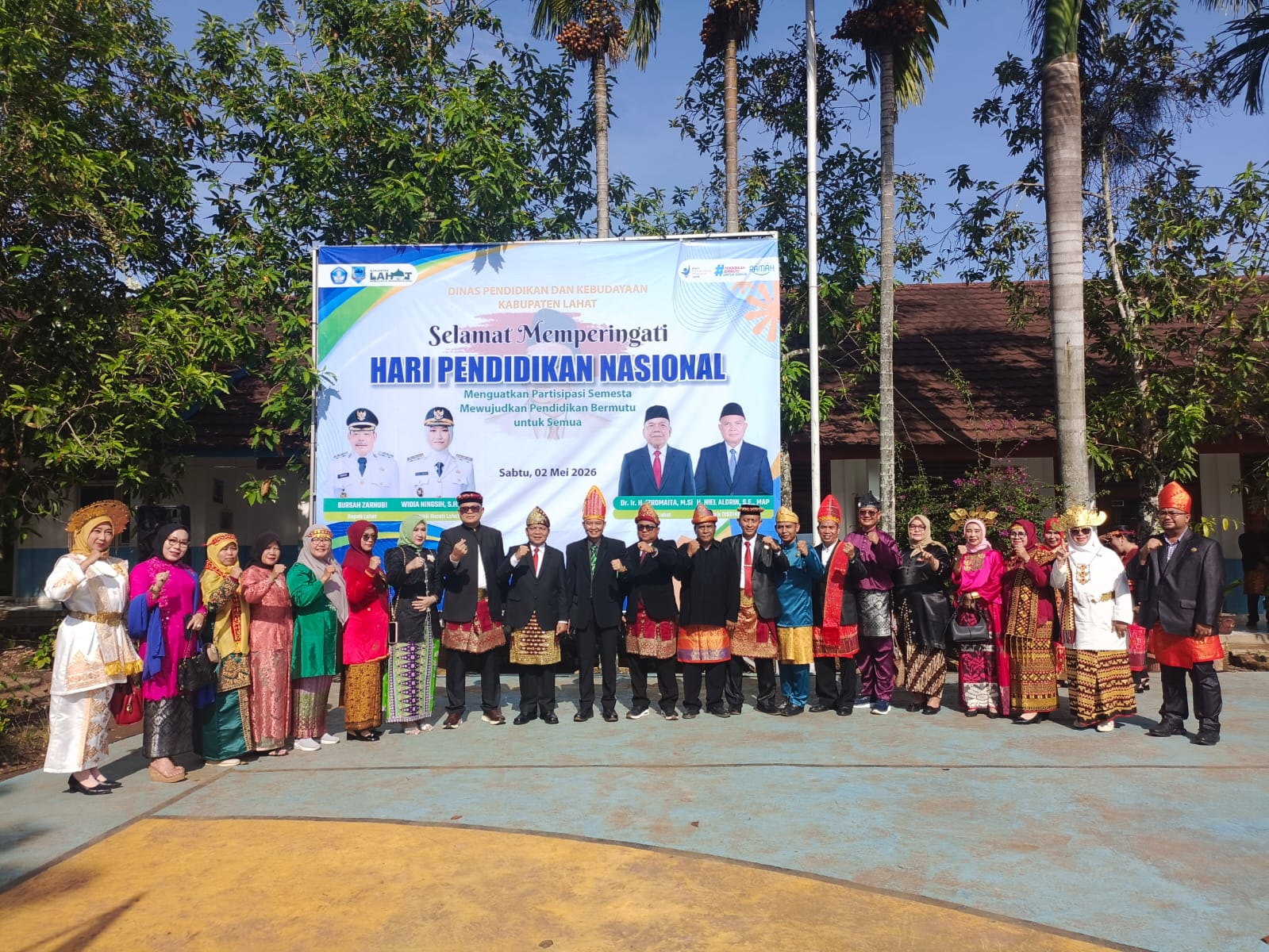 Pemerintah Kabupaten Lahat menggelar upacara peringatan Hari Pendidikan Nasional (Hardiknas) 2026 dengan suasana penuh khidmat. Kegiatan ini dipusatkan di Lapangan SMPN 1 Lahat Selatan pada Sabtu (2/5/2026). (Foto: IST/Heri Susanto)