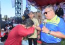 Wakil Bupati Beltim, Khairil Anwar, maju ke panggung untuk mengundi hadiah utama. Di antara sekitar 1.700 peserta, keberuntungan jatuh pada kupon nomor 1121 yang dipegang oleh seorang wanita paruh baya bernama Tanzila (51), Minggu (3/5/2026). (Foto: IST/Imran Elfanani)