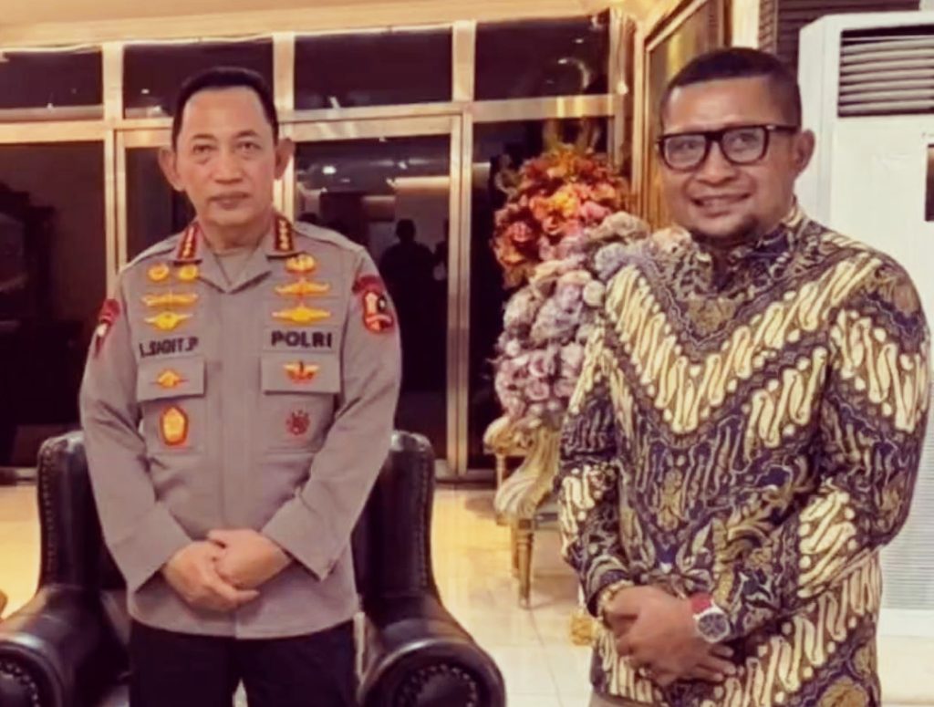 Founder Kontranarasi Multimedia, Sandri Rumanama bersama Kapolri Jenderal Polisi Listyo Sigit Prabowo. (Foto: Toby)