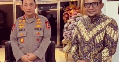 Founder Kontranarasi Multimedia, Sandri Rumanama bersama Kapolri Jenderal Polisi Listyo Sigit Prabowo. (Foto: Toby)