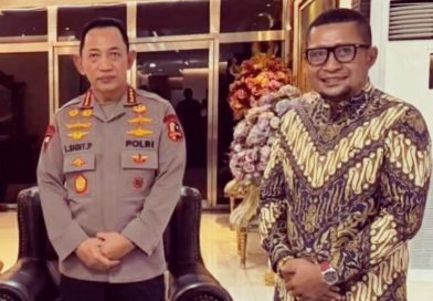 Founder Kontranarasi Multimedia, Sandri Rumanama bersama Kapolri Jenderal Polisi Listyo Sigit Prabowo. (Foto: Toby)