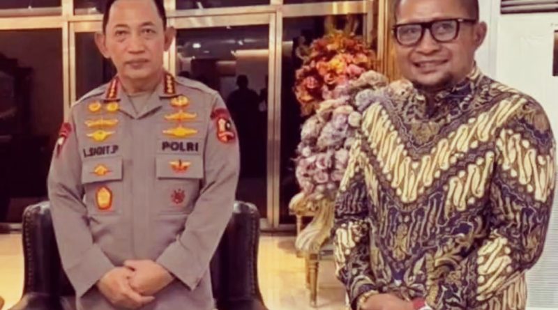 Founder Kontranarasi Multimedia, Sandri Rumanama bersama Kapolri Jenderal Polisi Listyo Sigit Prabowo. (Foto: Toby)