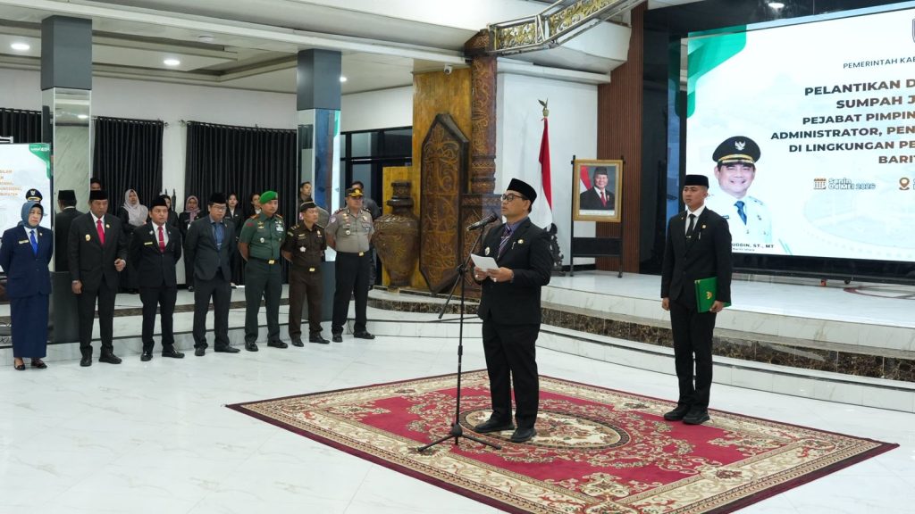 Bupati Barito Utara, H. Shalahuddin, resmi melakukan pergeseran jabatan dan melantik sejumlah pejabat di lingkungan Organisasi Perangkat Daerah (OPD). Prosesi pelantikan ini berlangsung di Gedung Balai Antang, Muara Teweh, pada Senin (4/5/2026). (Foto: IST/Carli Silitonga)
