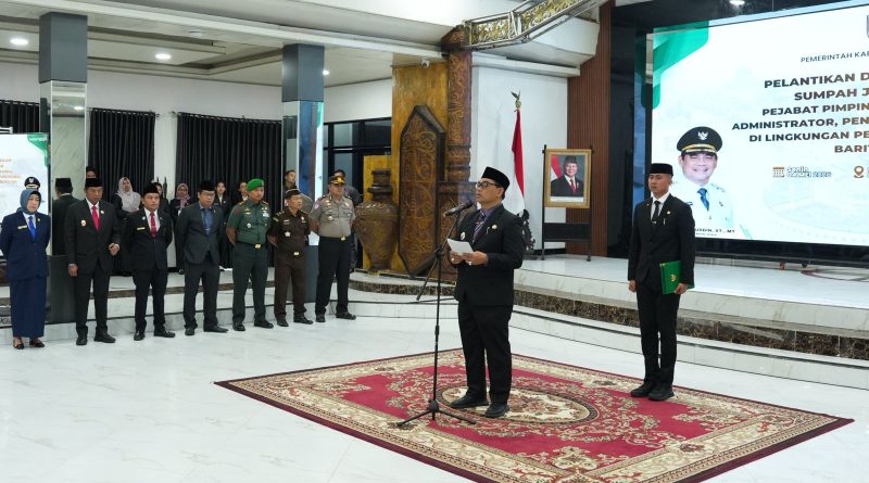 Bupati Barito Utara, H. Shalahuddin, resmi melakukan pergeseran jabatan dan melantik sejumlah pejabat di lingkungan Organisasi Perangkat Daerah (OPD). Prosesi pelantikan ini berlangsung di Gedung Balai Antang, Muara Teweh, pada Senin (4/5/2026). (Foto: IST/Carli Silitonga)