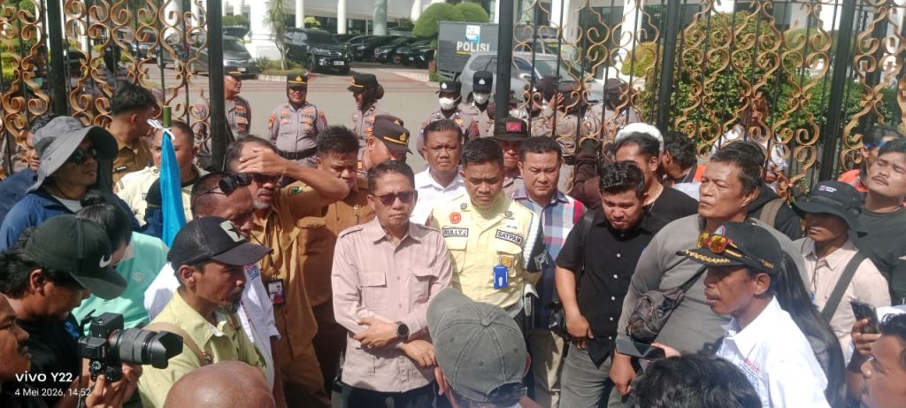 Wakil Ketua DPRD Provinsi Sumatera Barat, Evi Yandri Rajo Budiman, secara resmi menerima kedatangan pengunjuk rasa dari Konfederasi Serikat Pekerja Seluruh Indonesia (KSPSI) Sumatera Barat. Pertemuan tersebut berlangsung di Gedung DPRD Sumbar pada Senin (4/5/2026) sebagai bagian dari aksi peringatan Hari Buruh Sedunia. (Foto: IST/Novrianto)