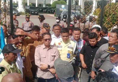 Wakil Ketua DPRD Provinsi Sumatera Barat, Evi Yandri Rajo Budiman, secara resmi menerima kedatangan pengunjuk rasa dari Konfederasi Serikat Pekerja Seluruh Indonesia (KSPSI) Sumatera Barat. Pertemuan tersebut berlangsung di Gedung DPRD Sumbar pada Senin (4/5/2026) sebagai bagian dari aksi peringatan Hari Buruh Sedunia. (Foto: IST/Novrianto)