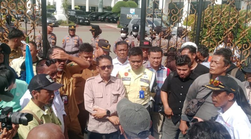 Wakil Ketua DPRD Provinsi Sumatera Barat, Evi Yandri Rajo Budiman, secara resmi menerima kedatangan pengunjuk rasa dari Konfederasi Serikat Pekerja Seluruh Indonesia (KSPSI) Sumatera Barat. Pertemuan tersebut berlangsung di Gedung DPRD Sumbar pada Senin (4/5/2026) sebagai bagian dari aksi peringatan Hari Buruh Sedunia. (Foto: IST/Novrianto)