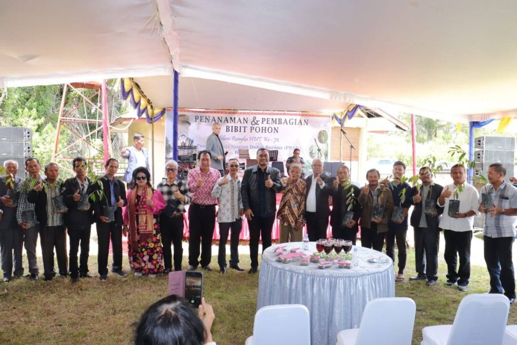 Bupati Toba, Effendi S.P. Napitupulu, menghadiri kegiatan pembersihan dan penanaman pohon yang diinisiasi oleh Punguan Raja Siagian Dohot Boruna (PRSB) Kota Medan. Acara ini diselenggarakan dalam rangka memperingati Hari Ulang Tahun (HUT) ke-72 PRSB Kota Medan, Jum'at (1/5/2026). (Foto: Pemkab Toba)