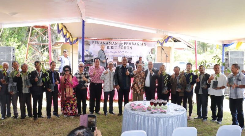 Bupati Toba, Effendi S.P. Napitupulu, menghadiri kegiatan pembersihan dan penanaman pohon yang diinisiasi oleh Punguan Raja Siagian Dohot Boruna (PRSB) Kota Medan. Acara ini diselenggarakan dalam rangka memperingati Hari Ulang Tahun (HUT) ke-72 PRSB Kota Medan, Jum'at (1/5/2026). (Foto: Pemkab Toba)