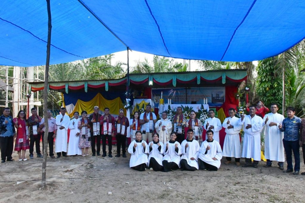 Umat Katolik Se-Rayon Asahan merayakan Pesta Paskah dengan penuh sukacita di Gereja Katolik St. Markus Adian Baja, Desa Meranti Timur, Kabupaten Toba, Minggu (3/5/2026). (Foto: Pemkab Toba)