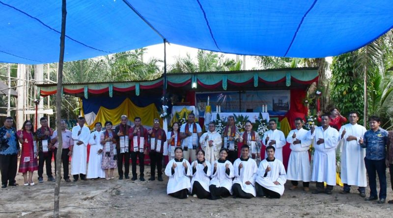 Umat Katolik Se-Rayon Asahan merayakan Pesta Paskah dengan penuh sukacita di Gereja Katolik St. Markus Adian Baja, Desa Meranti Timur, Kabupaten Toba, Minggu (3/5/2026). (Foto: Pemkab Toba)