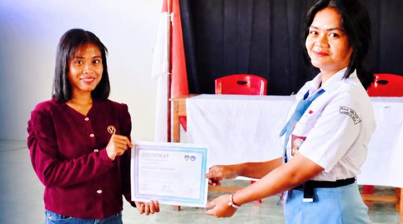 Asosiasi Keluarga Pers Indonesia (AKPERSI) wilayah NTT menggelar program edukatif bertajuk "AKPERSI Goes To School". Kegiatan ini dilaksanakan di SMA Negeri 1 Larantuka pada Senin (4/5/2026) dengan melibatkan puluhan siswa. (Foto: Ketum AKPERSI)