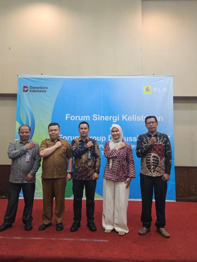 Pemerintah Kota (Pemkot) Sungai Penuh meraih penghargaan sebagai daerah dengan pembayaran tagihan listrik tercepat dari PT PLN (Persero) yang diberikan dalam acara Forum Sinergi Kelistrikan dan Forum Group Discussion (FGD) Pajak Barang dan Jasa Tertentu (PBJT), Selasa (5/5/2026). (Foto: IST/Dewi Yulianti)