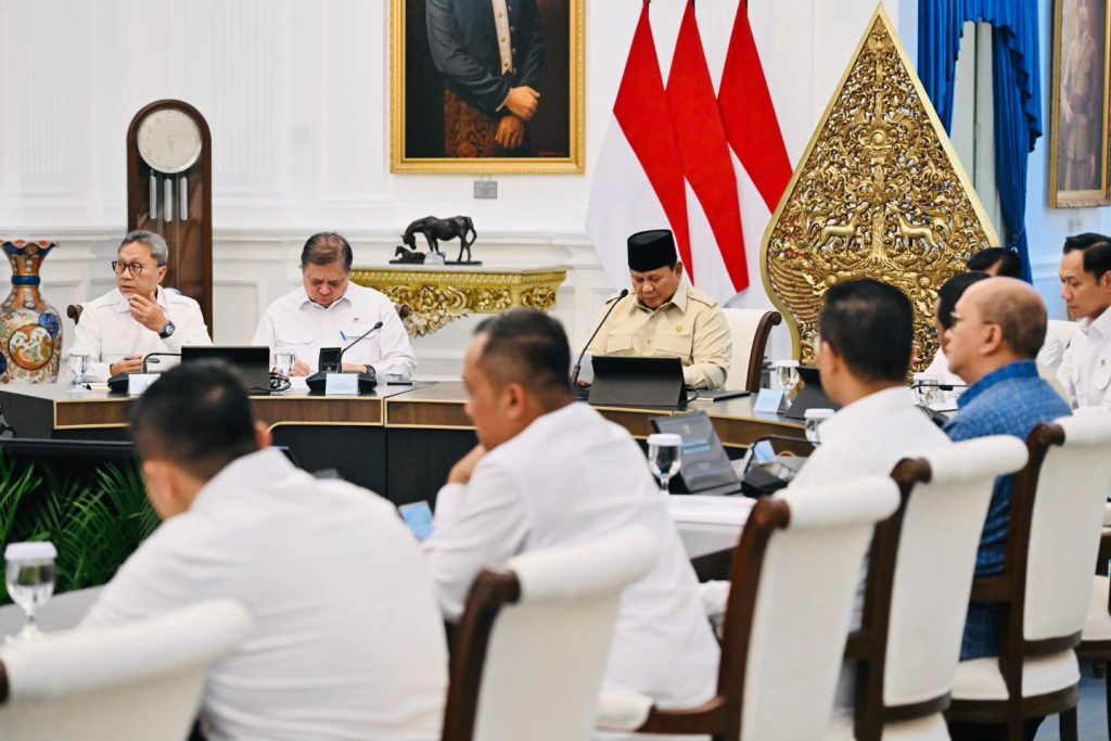 Presiden Prabowo Subianto memimpin Rapat Terbatas (Ratas) bersama Kabinet Merah Putih dan Komite Stabilitas Sistem Keuangan (KSSK) di Istana Merdeka pada Selasa (5/5/2026). Pertemuan strategis ini membahas capaian gemilang ekonomi nasional pada awal tahun ini. (Foto: Setkab RI)