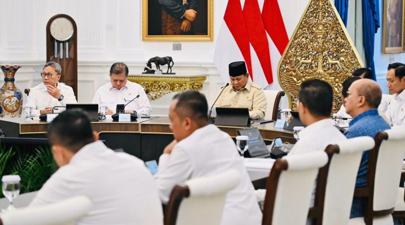 Presiden Prabowo Subianto memimpin Rapat Terbatas (Ratas) bersama Kabinet Merah Putih dan Komite Stabilitas Sistem Keuangan (KSSK) di Istana Merdeka pada Selasa (5/5/2026). Pertemuan strategis ini membahas capaian gemilang ekonomi nasional pada awal tahun ini. (Foto: Setkab RI)