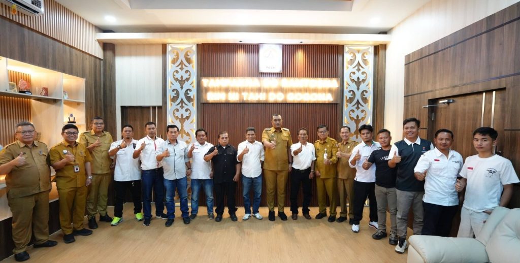 Bupati Toba, Effendi S.P. Napitupulu, menerima audiensi jajaran pengurus Perguruan Kungfu Naga Sakti Indonesia (PKNSI) di ruang kerjanya pada Selasa (5/5/2026). Pertemuan ini membahas persiapan agenda besar olahraga bela diri di wilayah tersebut. (Foto: Pemkab Toba)