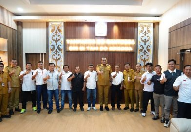 Bupati Toba, Effendi S.P. Napitupulu, menerima audiensi jajaran pengurus Perguruan Kungfu Naga Sakti Indonesia (PKNSI) di ruang kerjanya pada Selasa (5/5/2026). Pertemuan ini membahas persiapan agenda besar olahraga bela diri di wilayah tersebut. (Foto: Pemkab Toba)