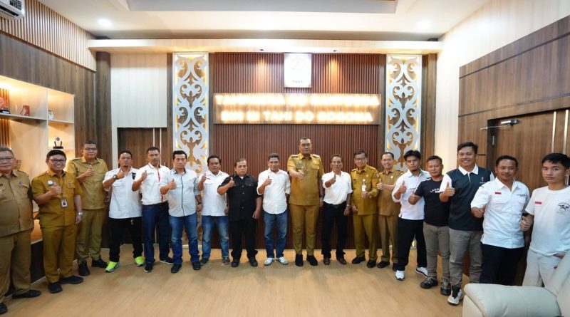 Bupati Toba, Effendi S.P. Napitupulu, menerima audiensi jajaran pengurus Perguruan Kungfu Naga Sakti Indonesia (PKNSI) di ruang kerjanya pada Selasa (5/5/2026). Pertemuan ini membahas persiapan agenda besar olahraga bela diri di wilayah tersebut. (Foto: Pemkab Toba)