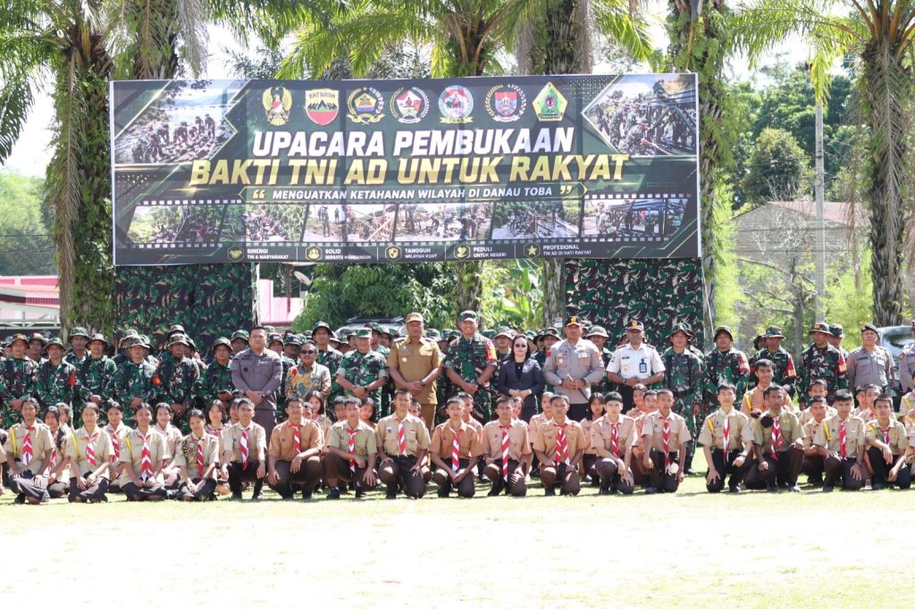 Bupati Toba, Effendi Sintong P. Napitupulu, secara resmi membuka kegiatan Bakti TNI Angkatan Darat (AD) Tahun 2026 di wilayah Kodim 0210/TU pada Selasa (5/5/2026). Acara pembukaan yang berlangsung di Lapangan Upacara Kompi Senapan A Yonif 125/Si’mbisa, Balige, ini ditandai secara simbolis dengan pemukulan gong. (Foto: Pemkab Toba)