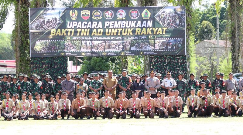 Bupati Toba, Effendi Sintong P. Napitupulu, secara resmi membuka kegiatan Bakti TNI Angkatan Darat (AD) Tahun 2026 di wilayah Kodim 0210/TU pada Selasa (5/5/2026). Acara pembukaan yang berlangsung di Lapangan Upacara Kompi Senapan A Yonif 125/Si’mbisa, Balige, ini ditandai secara simbolis dengan pemukulan gong. (Foto: Pemkab Toba)