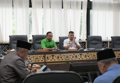 Kabag Persidangan dan Perundang-Undangan Sekretariat DPRD Provinsi Sumatera Barat, Dahrul Idris, S.STP, M.Si, menerima kunjungan kerja Pansus I DPRD Kabupaten Tanah Datar pada Rabu (6/5/2026). (Foto: IST/Novrianto)