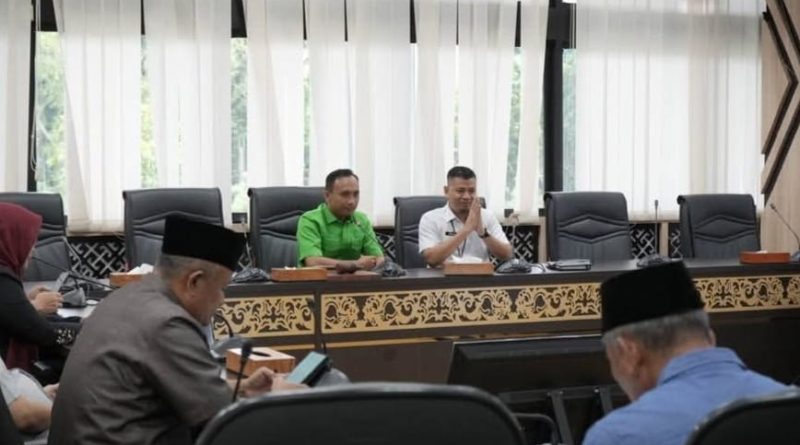 Kabag Persidangan dan Perundang-Undangan Sekretariat DPRD Provinsi Sumatera Barat, Dahrul Idris, S.STP, M.Si, menerima kunjungan kerja Pansus I DPRD Kabupaten Tanah Datar pada Rabu (6/5/2026). (Foto: IST/Novrianto)
