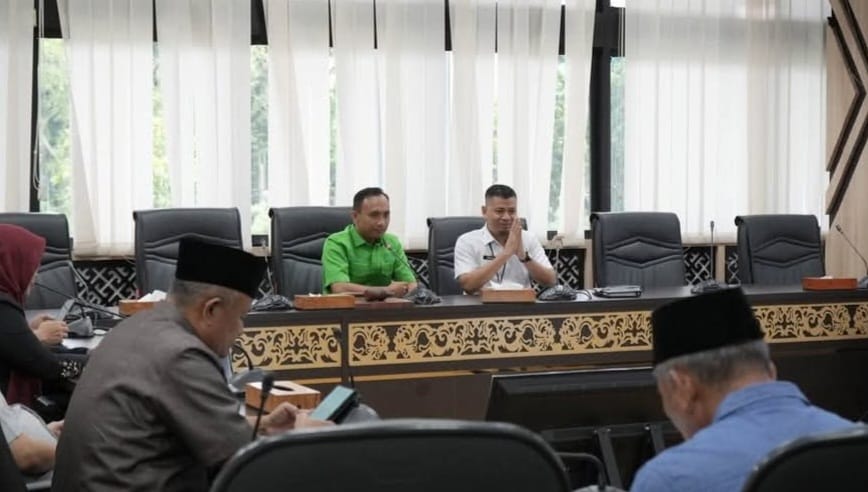 Kabag Persidangan dan Perundang-Undangan Sekretariat DPRD Provinsi Sumatera Barat, Dahrul Idris, S.STP, M.Si, menerima kunjungan kerja Pansus I DPRD Kabupaten Tanah Datar pada Rabu (6/5/2026). (Foto: IST/Novrianto)