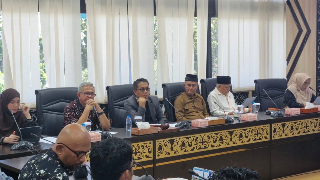 Wakil Ketua DPRD Provinsi Sumatera Barat, Evi Yandri Rajo Budiman, memimpin Rapat Dengar Pendapat (RDP) terkait permasalahan buruh di Sumatera Barat. Pertemuan ini berlangsung di Ruang Khusus I Gedung DPRD Sumbar pada Kamis (7/5/2026). (Foto: IST/Novrianto)